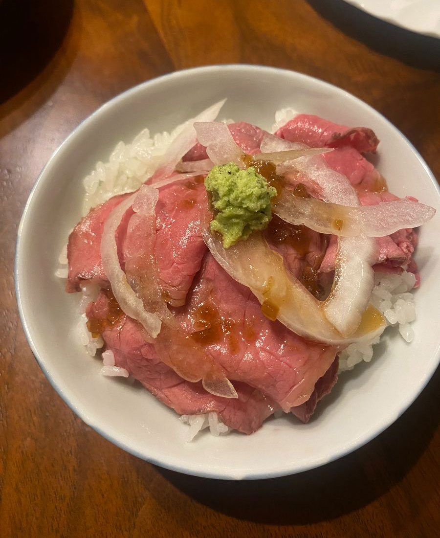 ローストビーフ丼の写真